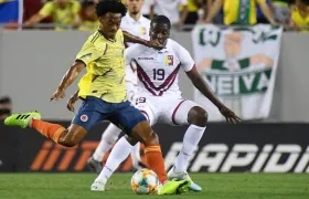 Juan Guillermo Cuadrado ensayando un remate frente a la marca de Jan Carlos Hurtado.