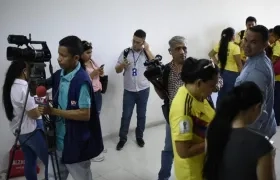 Medios de comunicación afuera de la audiencia.