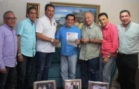 Jorge Oñate recibiendo la noticia de su homenaje.