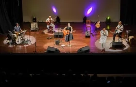 La cantante Mónica Giraldo estuvo a cargo de la inauguración.