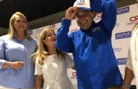 El senador Carlos Eduardo Guevara se pone la cachuca de la campaña de Elsa Noguera a la Gobernación del Atlántico.