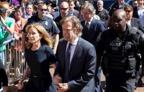 La actriz Felicity Huffman con su esposo William H. Macy en camino al juicio.