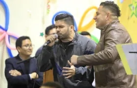 Jerry Rivera cantando con internos de cárcel en Perú.