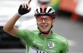 Tadej Pogacar celebra el triunfo de la etapa 20. 