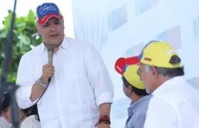 Presidente Iván Duque, presidente de Colombia; lo observan el Alcalde Char y el Gobernador Verano, en Barranquilla.