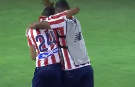 Víctor Cantillo celebrando el gol con Luis Narváez quien se encuentra en la banca.