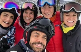 El actor y comediante Eugenio Derbez en compañía de su familia.