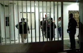 Unidades del CTI durante la diligencia esta noche.