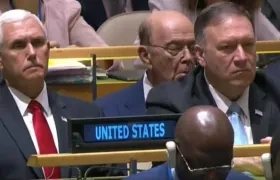 Wilbur Ross, ubicado atrás de Mike Pompeo (derecha).