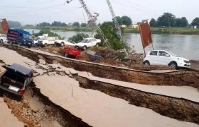 Daños en una carretera en Mirpur, Pakistán.