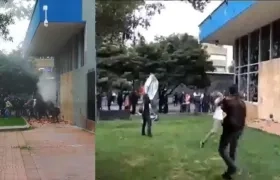 Encapuchados ingresaron en la tarde de este viernes a la sede del gubernamental Icetex