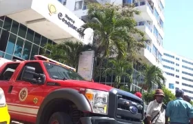 El Cuerpo de Bomberos atendiendo la emergencia.