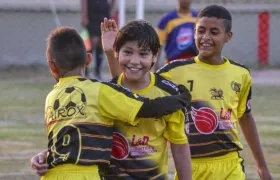 Cristiano (centro), hijo de Teófilo Gutiérrez, celebrando uno de sus goles.