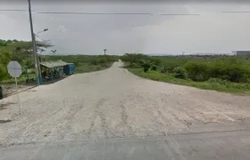 Trocha que conduce a la urbanización.