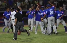 Vaqueros celebran tras que el umpire cantara el out 27 por interferencia de Erick  Salcedo.