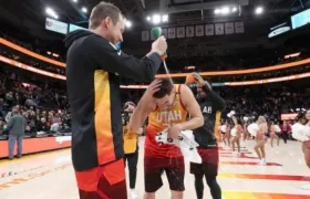 Jugadores de Jazz celebran la victoria. 