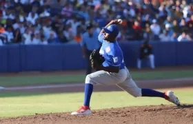 José Almarante, pitcher ganador.