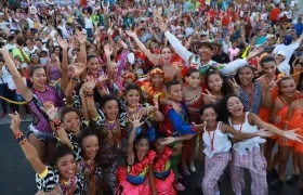 La corte real del Carnaval en compañía de los participantes.
