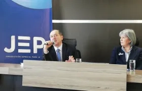 Eduardo Cifuentes, de la comisión de apelación, y Patricia Linares, presidenta de la JEP.