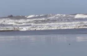 Fuertes brisas y fuerte oleaje en la zona marítima del canal de acceso.