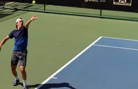 El tenista sueco Leo Borg durante la primera ronda, en la segunda parada, del Mundial Juvenil de Tenis que se está jugando en Barranquilla.
