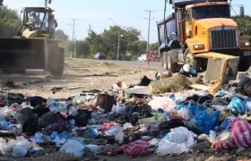 Con maquinaria pesada se procedió con la recolección de las basuras mal dispuestas.
