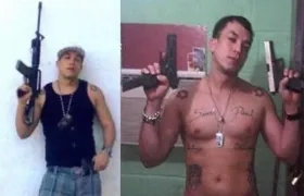 Hugo Enrique González Rico exhibiendo sus armas en Venezuela.
