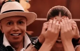 El diseñador Alfredo Barraza y la Reina del Carnaval Isabella Chams.