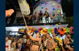 La Reina Isabella izando la bandera.