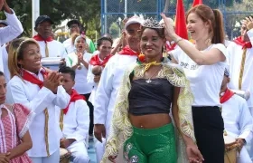 La Primera Dama del Distrito Silvana Puello coronando a la Reina de la comparsa Madeleine Consuegra.