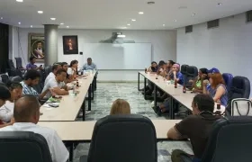 Roberto Figueroa, al fondo a la izquierda en la reunión de Gobernadora Elsa Noguera.