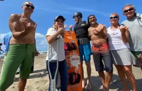 La Gobernadora Elsa Noguera con practicantes de deportes náuticos.