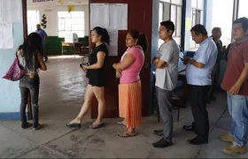 Ciudadanos acudiendo a votar.