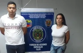 Aida Merlano y su acompañante, con las pelucas y demás elementos incautados.