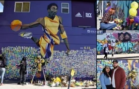 Fanáticos frente a los murales de Kobe Bryant. 