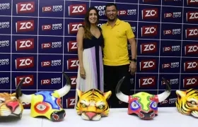 La Secretaria de Cultura del Atlántico Marcela Dávila y el artesano Luis Demetrio Llanos.