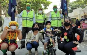 Participantes de la actividad Tránsito a tu barrio en el sector de Las Flores.