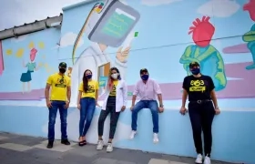 El Alcalde Jaime Pumarejo con los artistas del 'Killart', en el mural 'Héroes de la pandemia'. 