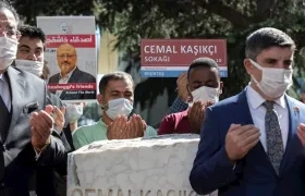 Familiares y amigos protestan frente al consulado saudí. 