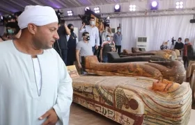 Casi una treintena de los 59 sarcófagos descubiertos yacían este sábado ante la muchedumbre.