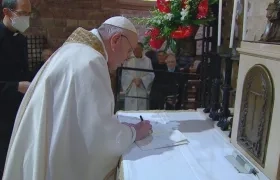 Papa Francisco en la firma de su encíclica en Asís.