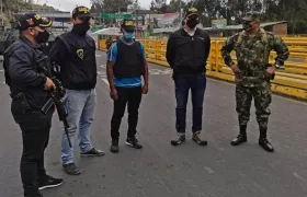  El ecuatoriano Dani M. (c), de 37 años, junto a miembros de las GAULA es devuelto a su país, el 24 de septiembre de 2020, en Tulcán (Ecuador)