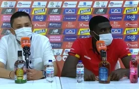 El DT del Deportivo Pasto, Diego Corredor, en la rueda de prensa.