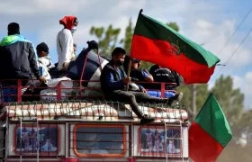 Varios indígenas se transportan hoy sobre un bus escalera o "chiva" en Caldono, Cauca.