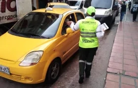 Una orientadora del Tránsito socializando el cambio de sentido vial.