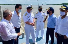 Las autoridades durante un recorrido por el río Magdalena.