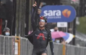 Jhonatan Narváez celebra la victoria en la meta. 