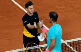 Diego Schwartzman se saluda con Rafael Nadal. 