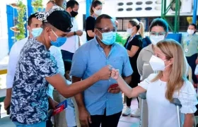 La Gobernadora del Atlántico, Elsa Noguera, entregando planes de datos a un estudiante de UniAtlántico.