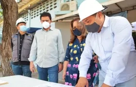 El alcalde Rodolfo Ucrós inspeccionando los planos de la pista atlética.  